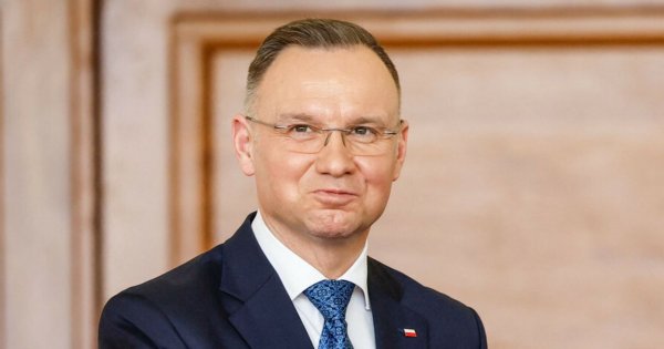 Andrzej poleciał do Afryki. Bezlitośni internauci wypominają mu jego żenujący dowcip [wideo]