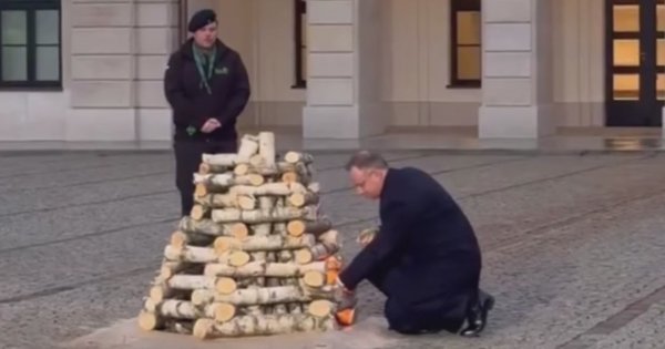 Andrzej Duda rozpalił ognisko pod Pałacem Prezydenckim. Internauci komentują memami!