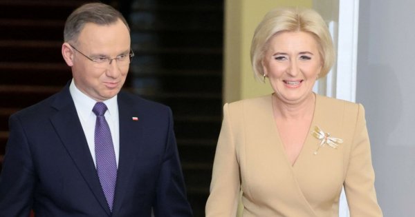 Małomówna Agatka olśniła stylizacjami w Afryce. Może mało się odzywa, ale umie się dobrze ubrać?
