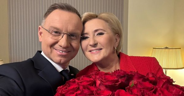 Zakochany Andrzej świętuje walentynki z Agatą. W 1 wpisie zrobił 3 błędy! Sieć zalały memy!