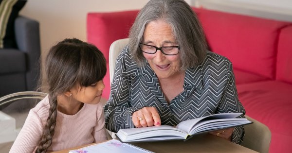 "Syn ciągle podrzuca mi wnuki, żeby jego żonka mogła zrobić paznokcie i brwi. Muszę przez nich zmieniać swoje plany"