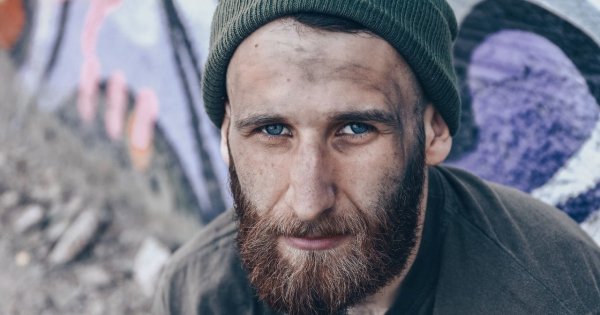 "Jak jadę do rodziców, przebieram się za bezdomnego. Ostatnie grosze mi oddają, żebym miał za co imprezować"