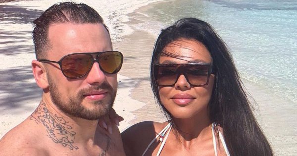 Sylwia Bomba na rajskiej plaży w kusym stroju. Ktoś skrytykował jej figurę. Z odsieczą ruszył rycerz Collins