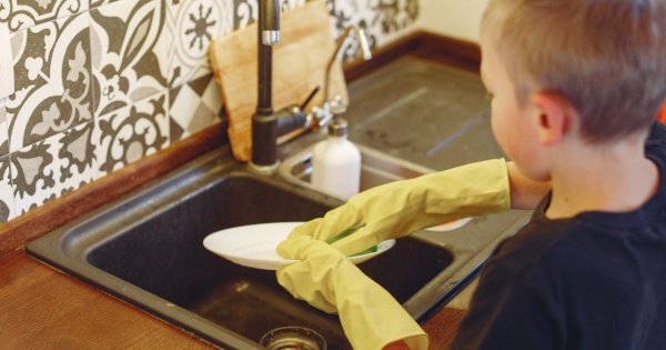 "Synowa daje wnukowi pieniądze za wyniesienie śmieci, odkurzenie, mycie naczyń... Teraz jest bardzo interesowny"