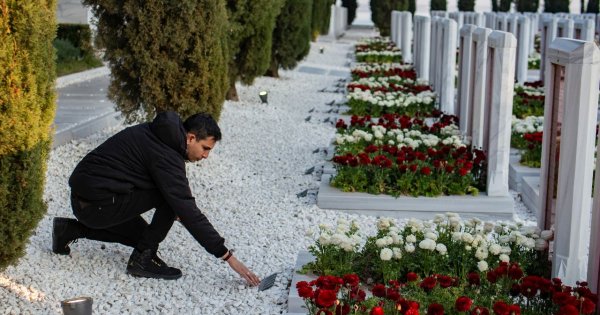 "Na grobie babci spotkałam tajemniczego mężczyznę. Nie spodziewałam się, że babcia prowadziła podwójne życie"