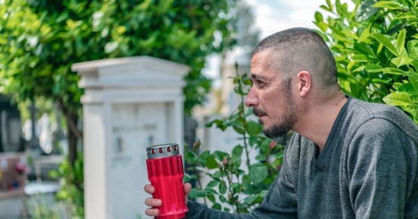"Spotkałam pewnego mężczyznę na grobie matki. Jego opowieść mnie zszokowała. To stawia ją w innym świetle"