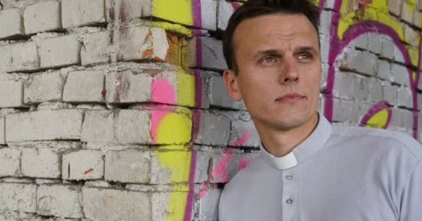 Ksiądz influencer o zmianach dotyczących lekcji religii w szkołach. Uczniowie mówią, że się wypiszą