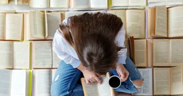 "Córka ma 16 lat i zero koleżanek. Ciągle siedzi z nosem w książkach. Jak ją rozruszać?"
