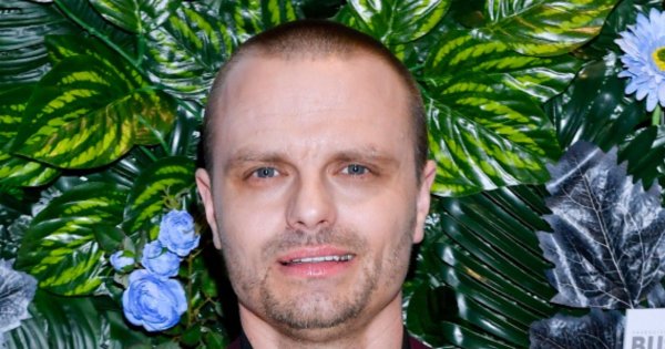 Ojciec Marcina Hakiela wygląda jak jego brat bliźniak. Zdjęcie dziadka Romea robi furorę w sieci [porównujemy]