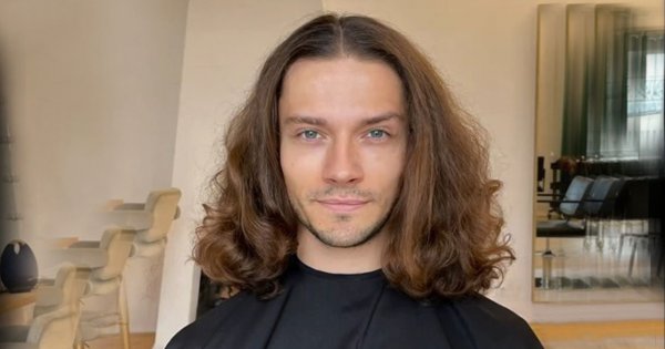 Wyglądał jak nerd. Po ścięciu włosów zmienił się w ciacho