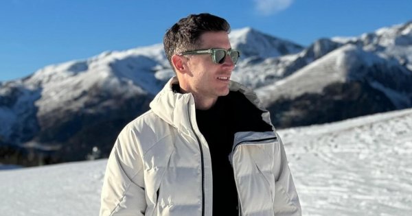 Robert Lewandowski pozuje na stoku w białym płaszczu. Będziecie w szoku, gdy poznacie cenę