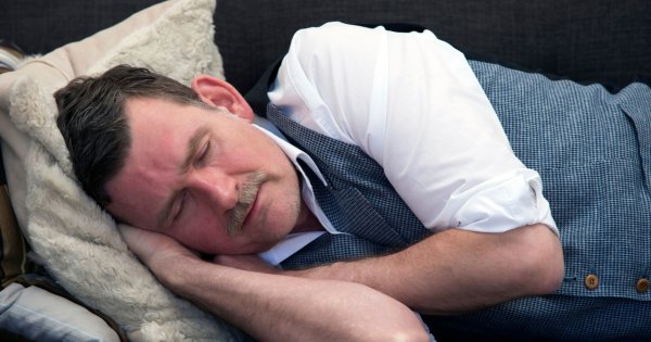 "Muszę spać w salonie, bo moja małżonka w nocy notorycznie to robi. Jak żyć?"
