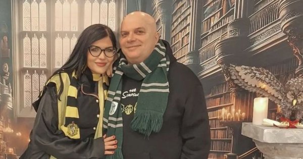 Krzysztof Skiba obściskuje się z młodą żoną w meksykańskim basenie. Zaskakuje dobór stroju