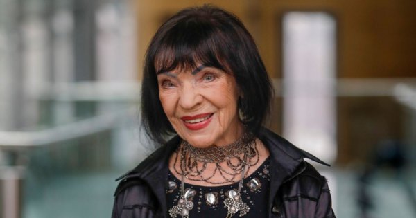 91-letnia Sława Przybylska w krótkiej spódniczce zdradza swój przepis na młodość. "Rozmawiam z brzozami"