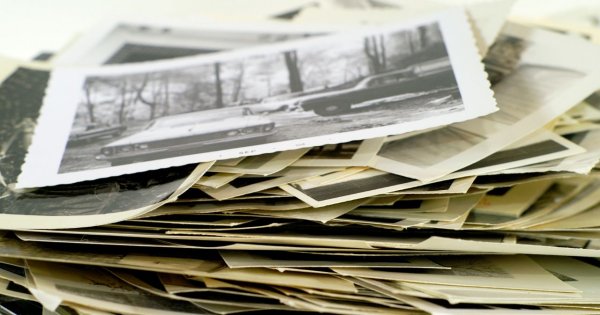 "Kupiliśmy stary dom, a podczas remontu znaleźliśmy niezwykłe zdjęcia i dokumenty. Były ukryte w futrynach"