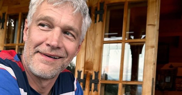 Michał Żebrowski pląsa w spódnicy w panterkę i sprząta dom. Ktoś pisze: "Podobny do mojej byłej teściowej" [wideo]