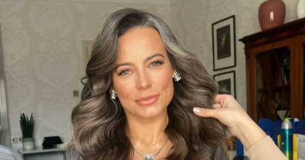 Anna Mucha dała sobie zajrzeć w dekolt. Cóż za odważne kadry