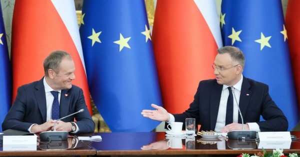 Andrzej Duda i Donald Tusk osobno lecą do USA. Prezydent wykorzystuje ten czas na... wykład. Są memy!