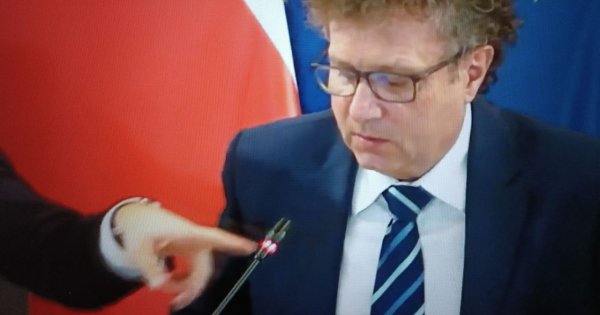 Karnowski: "Niech pan nie macha łapami", Buda: "Może pan nawet wyjść" i czułe przeprosiny. Filmik hitem sieci