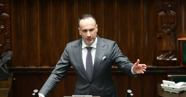 Janusz popłynął na mównicy i pomylił najważniejszą datę dla kraju. Później było już tylko gorzej [wideo]