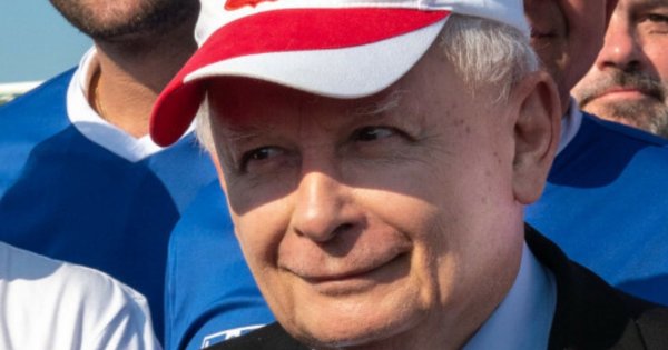Emeryci z rozrzewnieniem o przystojnym Jarosławie Kaczyńskim. "W nogi go ucałuję"