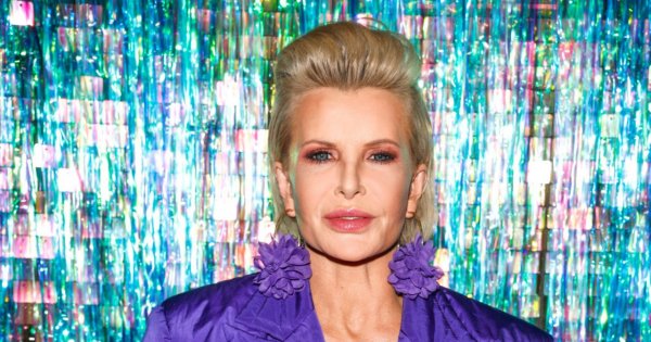 Boska Joanna Racewicz pozuje z gracją na tle roślin. Rozważa: "Czy babci wypada"