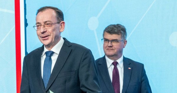 Niejadek Mariusz Kamiński jednak wychudł? Ta wisząca marynarka nie pozostawia złudzeń