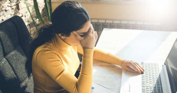 "Współpracownica jest konsultantką kosmetyczną. Co chwilę wciska nam jakiś badziew. Jak jej odmówić?"