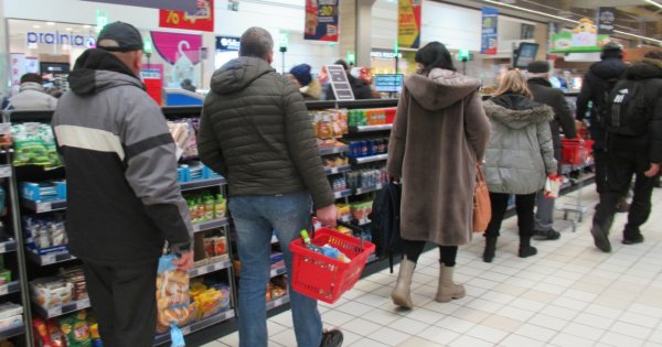 "Z uśmiechem na ustach przyglądam się ludziom stojącym w kolejkach za kiełbasą. Dobrze, że nie jemy mięsa"