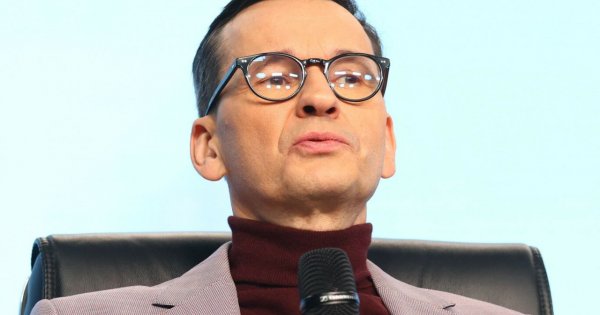 Mateusz Morawiecki w golfie, marynarce i z takim zegarkiem. Cena błyskotki może zaskakiwać [zdjęcia]