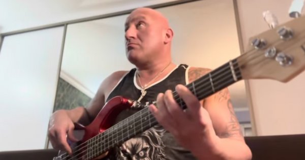 Najman gra na gitarze, a internauci dokazują: "Marcin, wolę dźwięk klepanej maty w twoim wykonaniu"