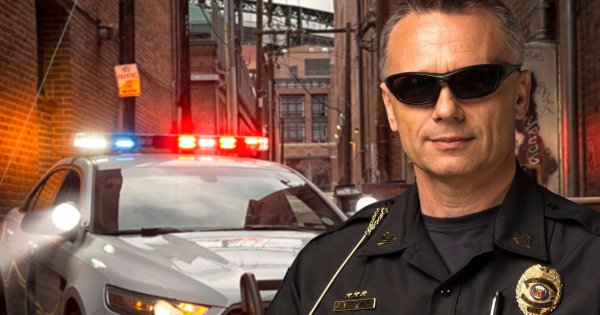 Seniorze, uważaj na siebie. Policjanci przestrzegają przed nową metodą "na policjanta". Tak oszukiwali sami policjanci