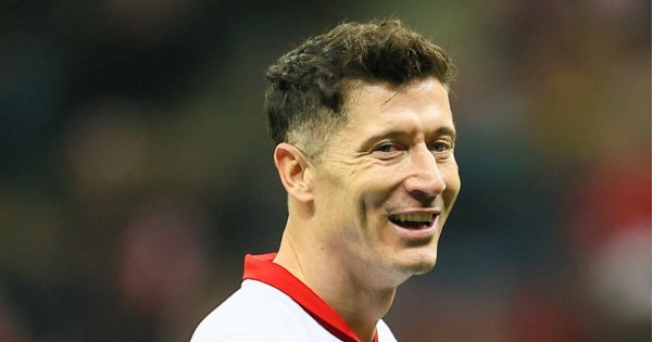 Robert Lewandowski wyszedł na murawę z córką. Klara to skóra zdjęta z taty