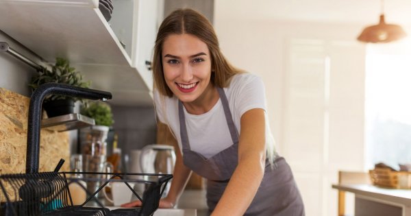 "Mąż wymyślił, że zamieszka z nami gosposia. Ma 25 lat i wygląda jak modelka. Nie podoba mi się to"