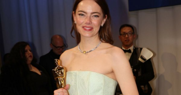 Emma Stone zaliczyła wpadkę podczas Oscarów. Pękła jej sukienka! Na scenie trzymała się za plecy [zdjęcia]