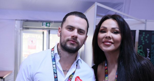 Sylwia Bomba w samych spodniach pozuje z Collinsem. Internauci zniesmaczeni: "Żenada roku"