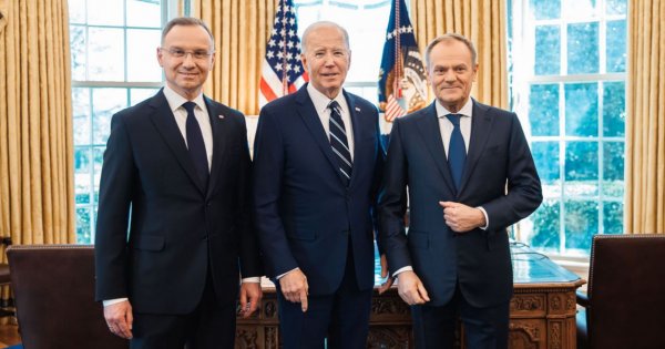 Donek Tusk koncertowo zakasował Andrzejka Dudę. I to wszystko przy Bidenie