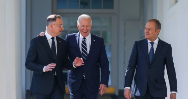 Tusk i Duda trzymają sztamę? Na spotkaniu z Bidenem jak najlepsi kumple. Internauci tworzą memy [dużo zdjęć]