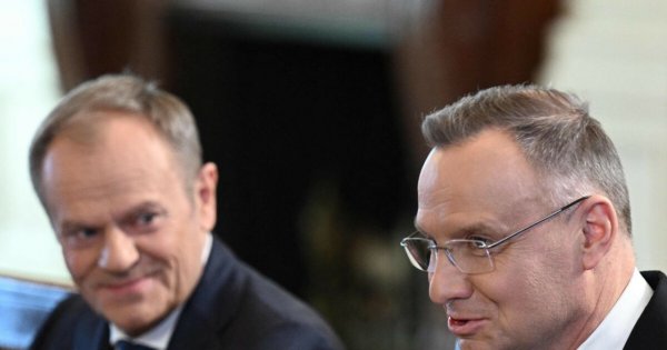 Mądry Donald Tusk pokazał klasę. Zdeklasował zaskoczonego Andrzeja Dudę angielszczyzną. Są memy!