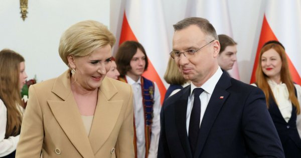 Agata Duda oddała głos, a my patrzymy na jej stylizację. Skromnie i z klasą? Czy nudno i przewidywalnie?
