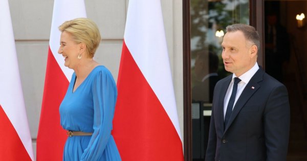 Agata Duda w elektryzującym stroju spotkała się z zakonnicami. Zbyt odważny kolor?