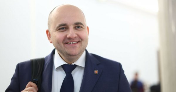 Awantura na Wiejskiej. Dariusz przyszedł z banerem, który posadził obok siebie. Są memy!