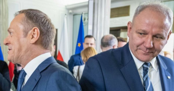 Kontrowersyjny Jacek Protasiewicz żegna się z pracą. Uśmiechnięty Donek Tusk miał serdecznie dość jego wybryków