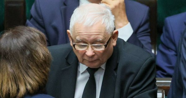 Jarosław czytał na robocie swoją książkę. Internauci komentują memami!