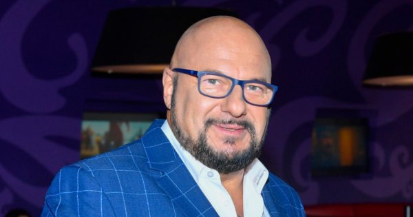 Piotr Gąsowski zabrał 93-letniego tatę w podróż za ocean. Zdjęcie z pokładu samolotu zachwyciło internautów