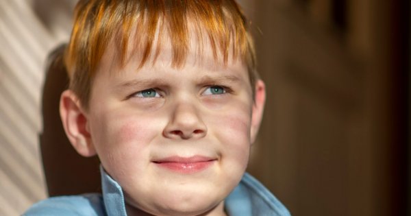 "Znów czekał na niego w urodziny, a on nie przyjechał. Jego łzy tak mnie bolą"
