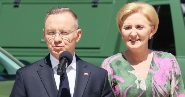 Agata Duda w zwiewnej sukience. Nie pasuje do Andrzeja w garniaku