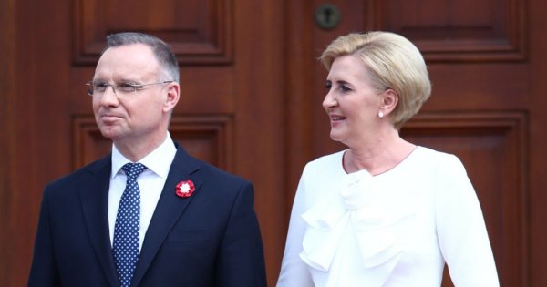 Agata Duda przebrała się za flagę z okazji Dnia Flagi RP? Ten strój nie pozostawia złudzeń