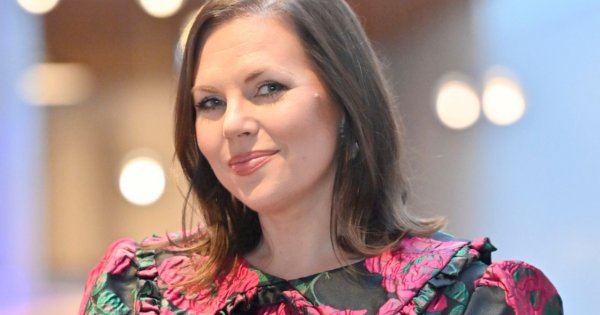 Nagrodzona statuetką Ola błyszczała w bufiastej mini. Bierze wzór z mamy, która jest ikoną stylu