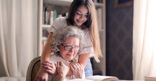 "Pojechałam z babcią na wakacje. Ona wróciła z chłopakiem. Boję się, że ją omamił"